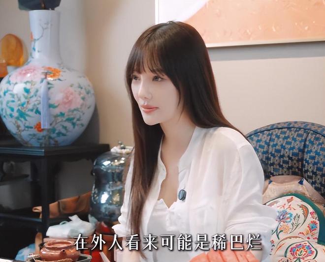 亚运会争议判罚!胡荷韬禁区线被踢,主裁判无视,媒体人怒批偏哨