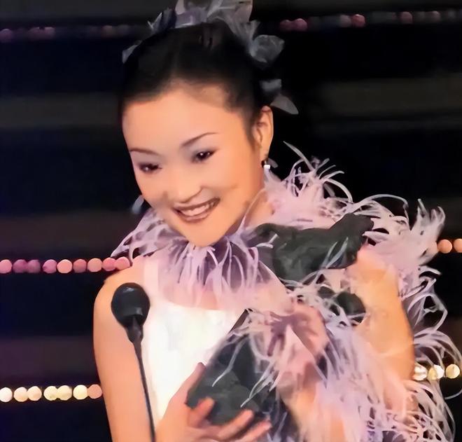 亚运会争议判罚!胡荷韬禁区线被踢,主裁判无视,媒体人怒批偏哨