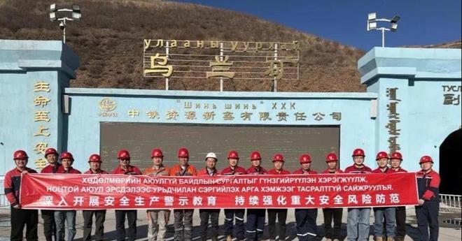 青岛女子逛博物馆,忽然手指一件文物说:这大碗是不是缺个盖子?在我家里呢