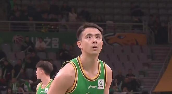 迪班萨对决彼得森终赢球,奇才92比88胜爵士