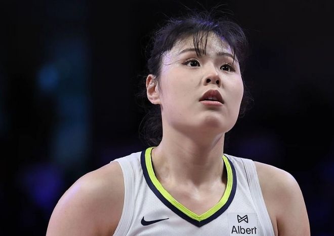 他被誉为中国乔丹,如今和医生妻子定居南京,已是江苏篮协大佬