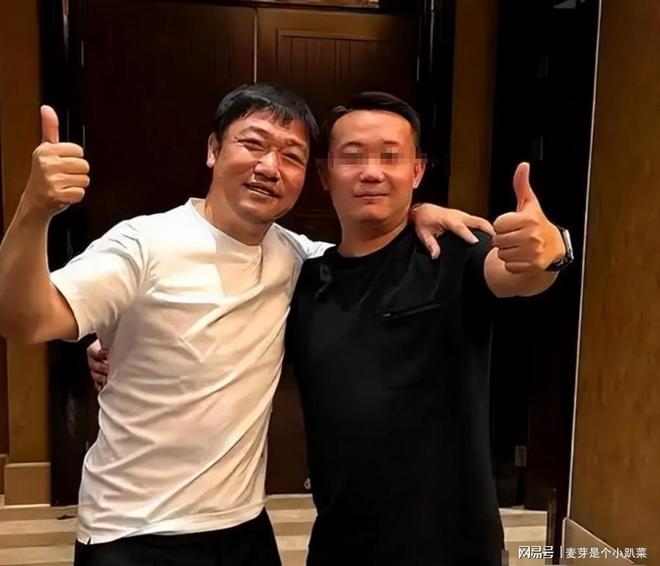 “1284元的拖鞋,才是有钱人的松弛”,宝妈反向穿搭,被嘲不体面