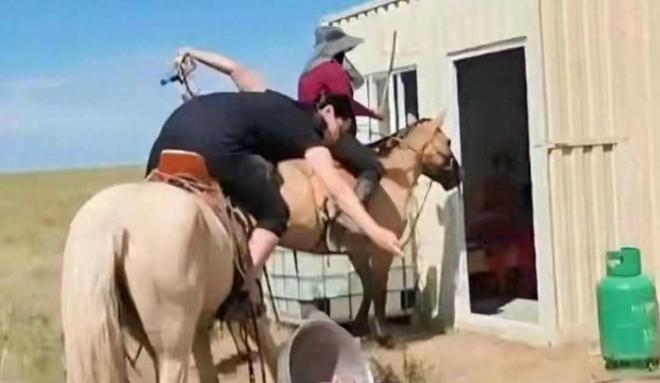 青岛女子逛博物馆,忽然手指一件文物说:这大碗是不是缺个盖子?在我家里呢